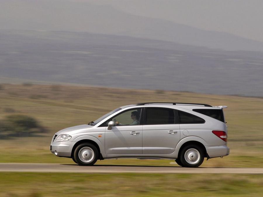  SsangYong Rodius 2004 года  (фото 8 из 16)